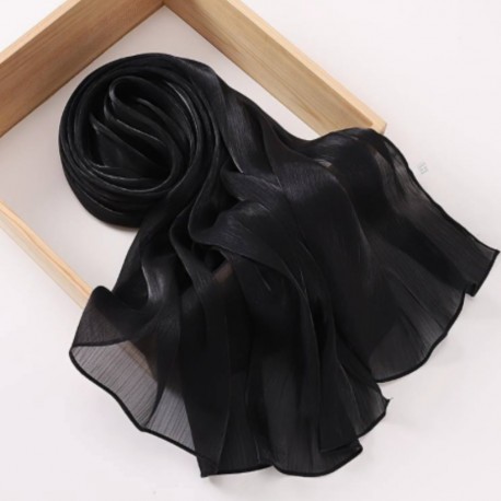 lesklý společenský přehoz přes ramena