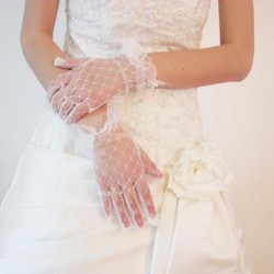 bílé a slonovinové svatební rukavičky 