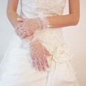 bílé a slonovinové svatební rukavičky 