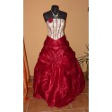 rudé červené svatební nebo plesové společenské šaty s růží