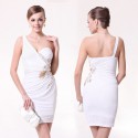 překrásné krátké bílé společenské šaty na jedno rameno